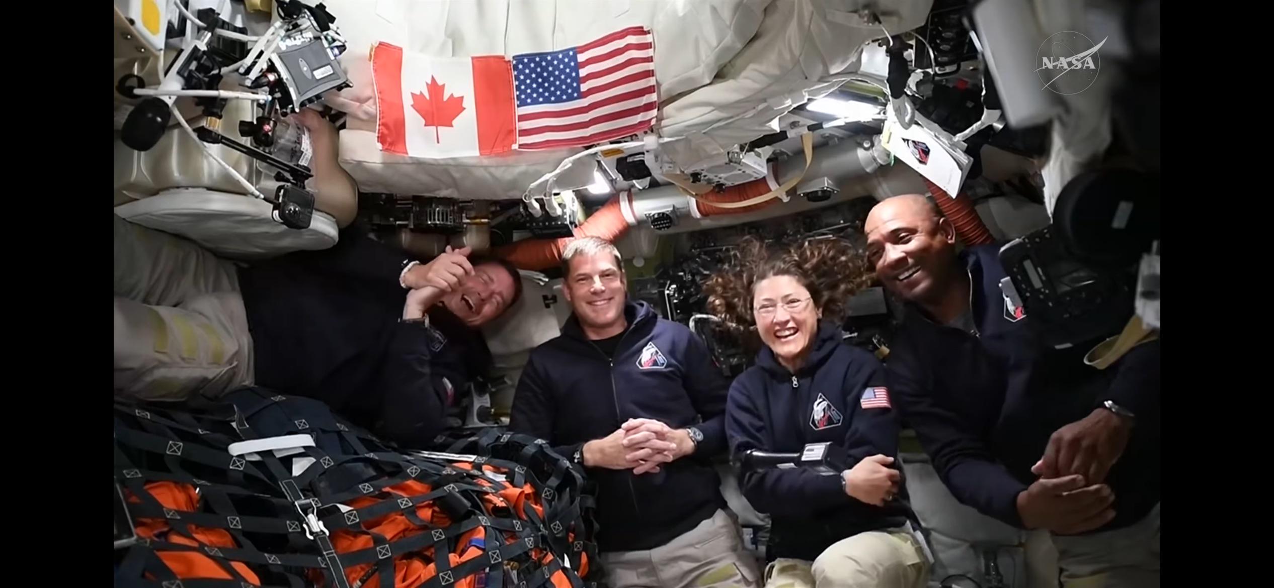 Los cuatro astronautas sonriendo