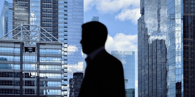 Un CEO informa a sus empleados que no recibirán aumentos en 2026 porque el presupuesto se destinará a la IA