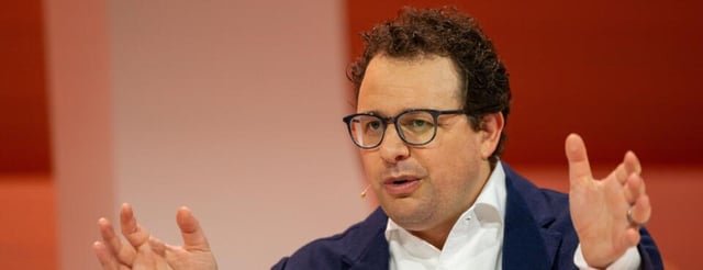 CEO de Anthropic propone un impuesto a las empresas de IA para financiar una renta básica universal