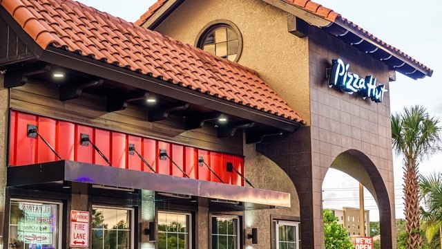 El propietario de 110 Pizza Huts demanda a la cadena por $100 millones en pérdidas debido a la fallida adaptación de una herramienta de IA