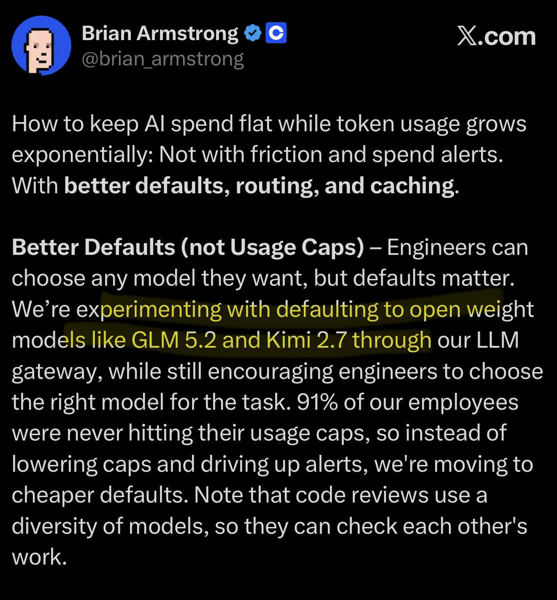 Coinbase reduce a la mitad sus costos de IA interna con enrutamiento inteligente y caché agresivo