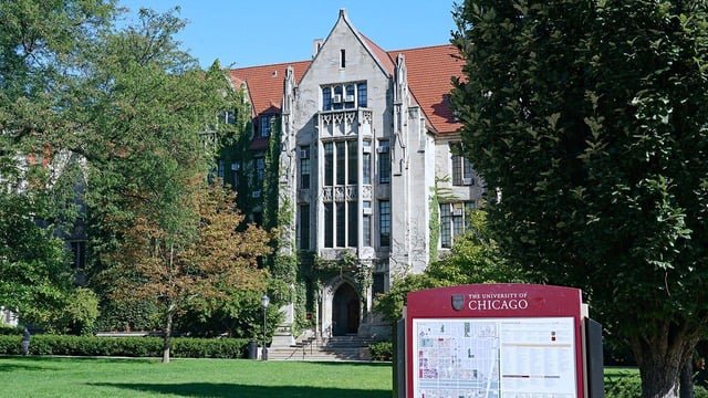 La Universidad de Chicago prohíbe portátiles y teléfonos a estudiantes de Derecho para impulsar el pensamiento crítico sin IA