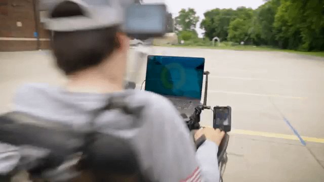 Neuralink muestra a pacientes de ensayo clínico conduciendo sillas de ruedas con la mente