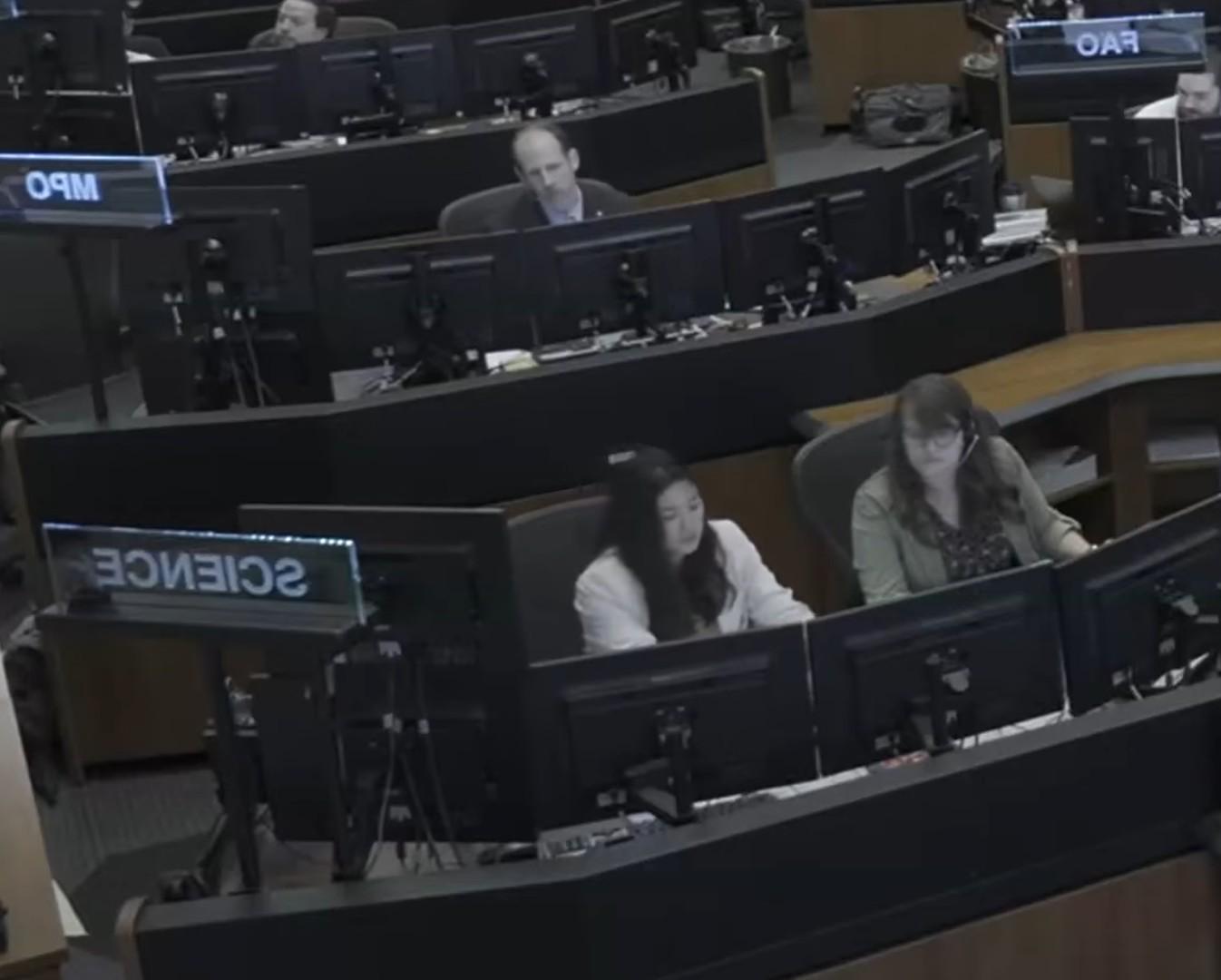 Niñas en el escritorio de ciencia