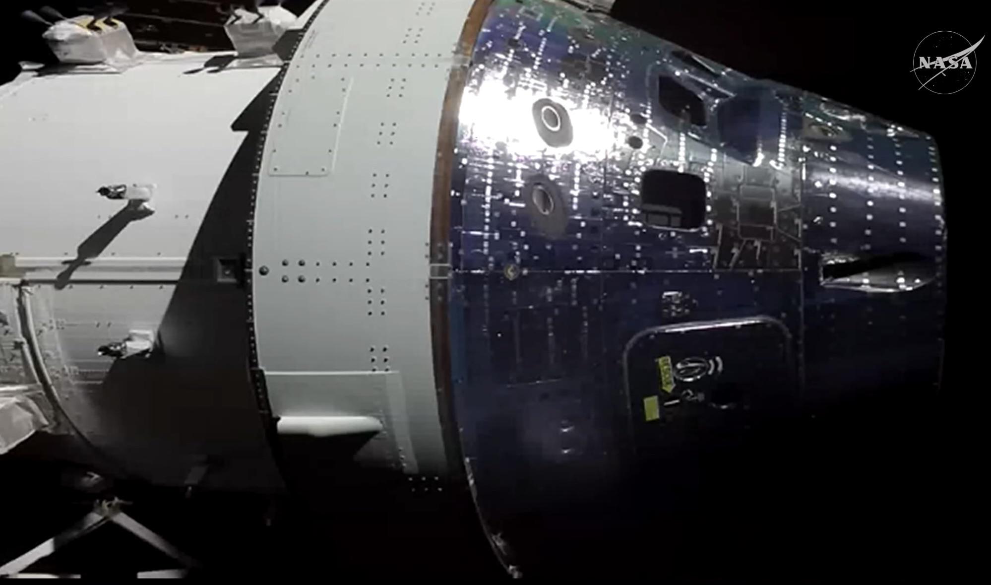 Vista cercana de la nave Orion rumbo a la Luna